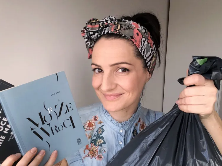 "Książka za worek śmieci" to społeczna akcja zainicjowana w 2019 r. przez Annę Jaklewicz, archeolożkę, podróżniczkę i edukatorkę.