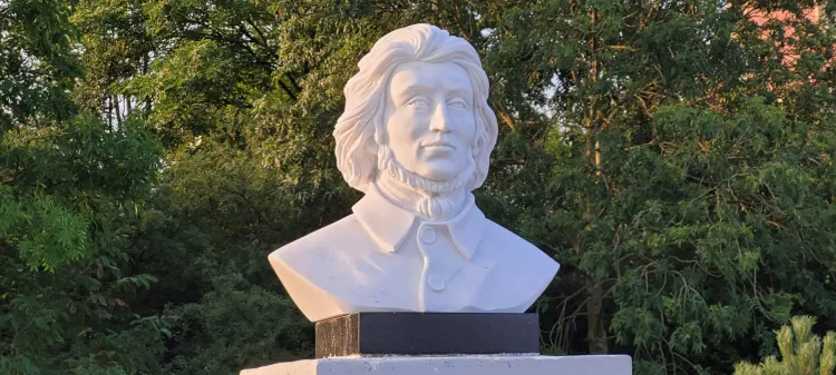 Nowe popiersie Adama Mickiewicza pojawiło się w Parku na Zboczu z inicjatywy Rady Dzielnicy Wzgórze Mickiewicza, która dba o ten teren mimo tego, że formalnie należy on do Siedlec. 