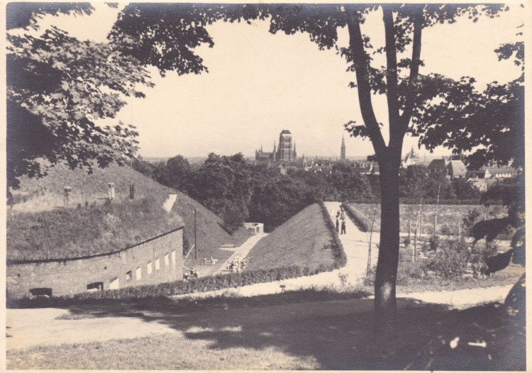 Tereny rekreacyjne na terenie Góry Gradowej. Granica dawnego fortu oraz Bastionu Neubauera, najpewniej druga połowa lat 30. XX w. 