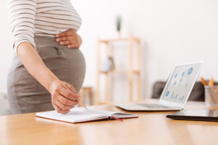 Zasiłek macierzyński z tytułu urodzenia dziecka przysługuje ubezpieczonej, która urodziła w okresie ubezpieczenia chorobowego albo w okresie urlopu wychowawczego.