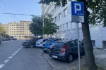 Miejsca postojowe w okolicy szpitala w centrum Gdyni są ogólnodostępne. Przeznaczonego wyłącznie dla pacjentów parkingu nie ma.