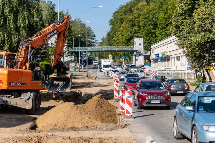 Odcinek ulicy Chwarznieńskiej na wysokości Spółdzielni Mieszkaniowej "Senior" jest właśnie remontowany. Po zakończeniu prac przywrócone zostanie przejście dla pieszych.