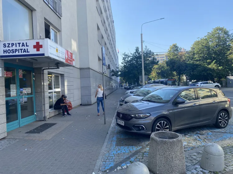 Miejsca postojowe w okolicy szpitala w centrum Gdyni są ogólnodostępne. Przeznaczonego wyłącznie dla pacjentów parkingu nie ma.
