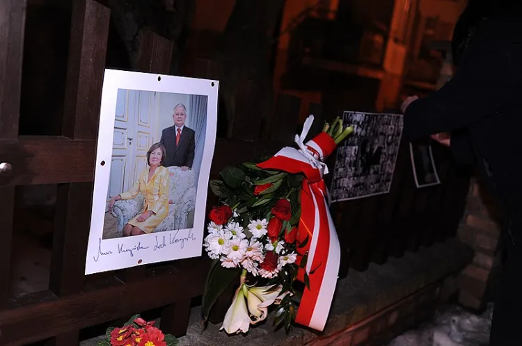Jednym z miejsc, gdzie zdaniem pomysłodawców ustawienia pomnika, mógłby on stanąć, są okolice domu, w którym mieszkał prezydent Kaczyński z małżonką. Już dziś w tym miejscu często pojawiają się kwiaty i znicze.