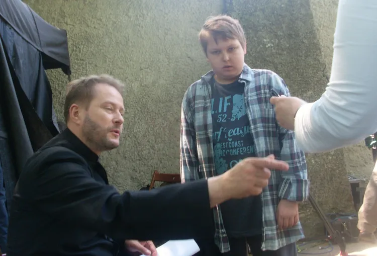 Michał w oczekiwaniu na autograf od Artura Żmijewskiego.