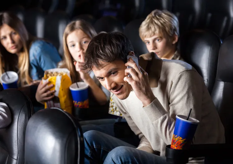 Rozmawianie w kinie (a już zwłaszcza przez telefon) to niestety wcale nie taka rzadkość. 