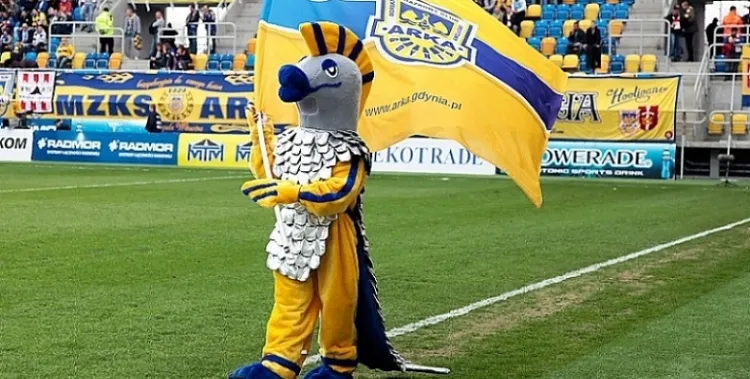 Śledzik, czyli maskotka Arki Gdynia często wymachuje klubową flagą.