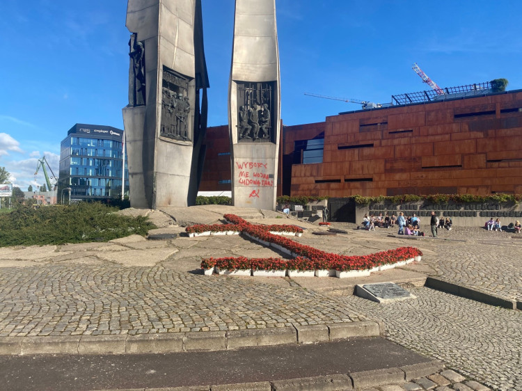 Komunistyczne hasło, nawiązujące do zbliżających się wyborów, pojawiło się w piątek rano na pomniku Poległych Stoczniowców. 