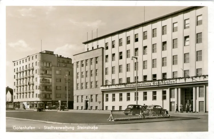 W dzisiejszej siedzibie Urzędu Miasta Gdyni także w czasie wojny także urzędowała administracji miasta ( Stadtverwaltung Gotenhafen ). Lata II wojny światowej. Zbiory prywatne.
