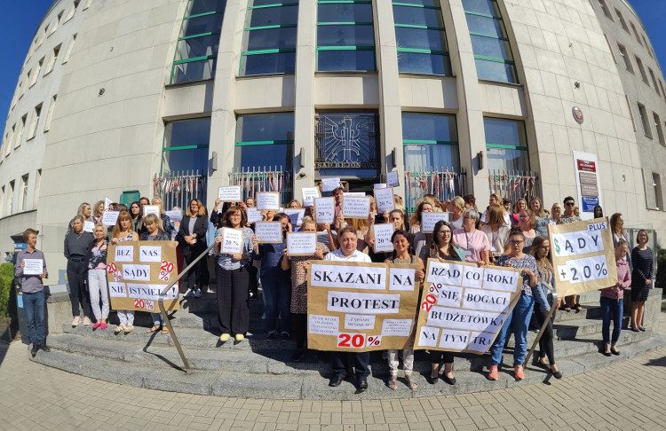 Protest pracowników Sądu Rejonowego w Gdyni.