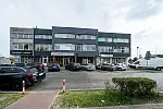 Budynek Żwirki i Wigury 2 od strony ulicy, gdzie postuluje się uporządkowanie parkowania.