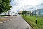 Zachodnia strona Lotni (po lewej), gdzie proponuje się wykreowanie tzw. aktywnej pierzei.