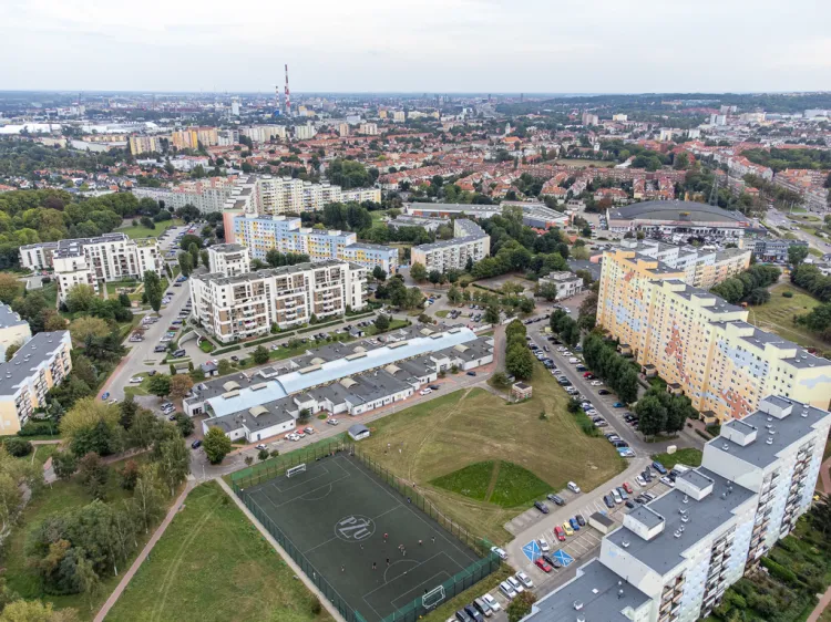 Budynek Lotni oraz tereny rekreacji po zachodniej stronie.