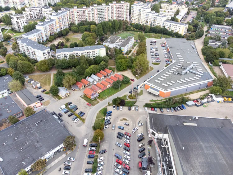 Przestrzeń pomiędzy pawilonami handlowymi, Galerią Zaspa i Gildią.