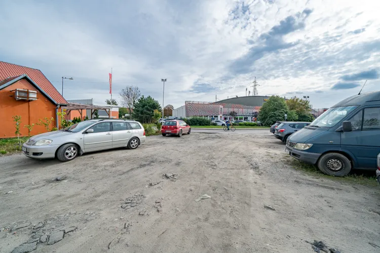 Nieuporządkowana przestrzeń pomiędzy Lotnią a Galerią Zaspa i Gildią.