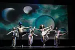 Gracja, wdzięk i umiejętności taneczno-gimnastyczne - tym charakteryzuje się "Musical Kosmos" w wykonaniu Akademii Artystycznej w Gdańsku. 
