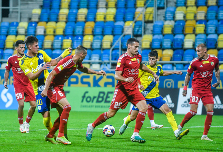17 września w meczu ligowym w Gdyni Arka pokonała Miedź Legnica 2:1 po golach: Olafa Kobackiego (przy piłce) i Karola Czubaka (nr 10).