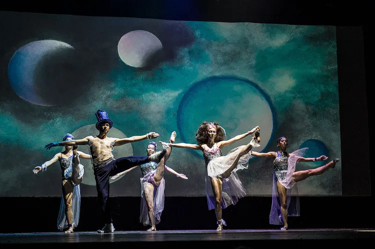 Gracja, wdzięk i umiejętności taneczno-gimnastyczne - tym charakteryzuje się "Musical Kosmos" w wykonaniu Akademii Artystycznej w Gdańsku. 