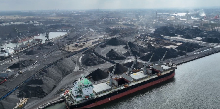 Węgiel w ostatnim czasie stał się jednym z najczęściej przeładowywanych towarów w polskich portach. 