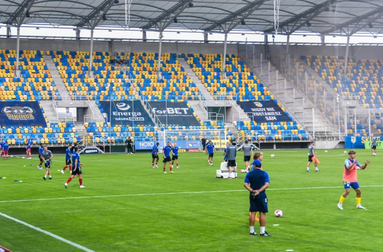 Na mecz Arka Gdynia - Motor Lublin kibice nie wracają na trybuny, ani nie wybierają się pod stadion. Klub obniżył pensje piłkarzom i sztabowi trenerskiemu.