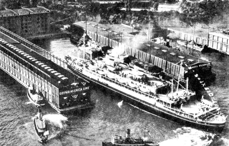 Pierwsze wejście transatlantyku "Batory" do portu w Nowym Jorku. Zdjęcie opublikowane w miesięczniku "Morze" w marcu 1938 r.