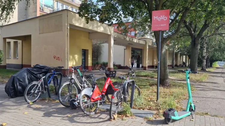 Stacja Mevo na Starym Przedmieściu. Po pokonaniu ok. 2 km i pół godziny od zainstalowania aplikacji, udało mi się znaleźć wolny rower. 