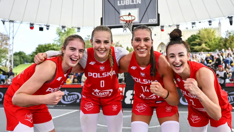 Reprezentacja Polski koszykarek do lat 23. zdobyła wicemistrzostwo świata. W składzie m.in. zawodniczki VBW Arki Gdynia: Bożena Puter (druga z prawej) i Julia Bazan (pierwsza z prawej).