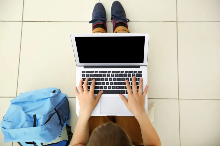 Czwartoklasiści, którzy rozpoczęli naukę w tym roku szkolnym, otrzymają nowe laptopy na własność i to całkowicie za darmo.