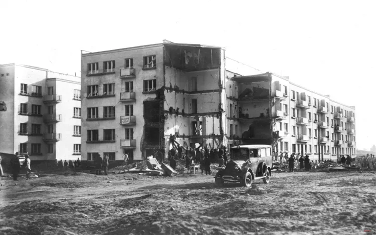 Praktycznie cały narożnik budynku stojącego na skrzyżowaniu ul. Piłsudskiego i Bema w Śródmieściu Gdyni został kompletnie zniszczony w wybuchu, do którego doszło 8 października 1931 r.