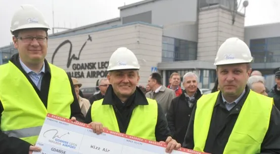 Od lewej: Paweł Adamowicz, prezydent Gdańska, Wojciech Szczurek, prezydent Gdyni i Jacek Karnowski, prezydent Sopotu. Wspólne zdjęcie zrobiono w 2010 roku, podczas oficjalnej inauguracji budowy nowego terminala gdańskiego lotniska.