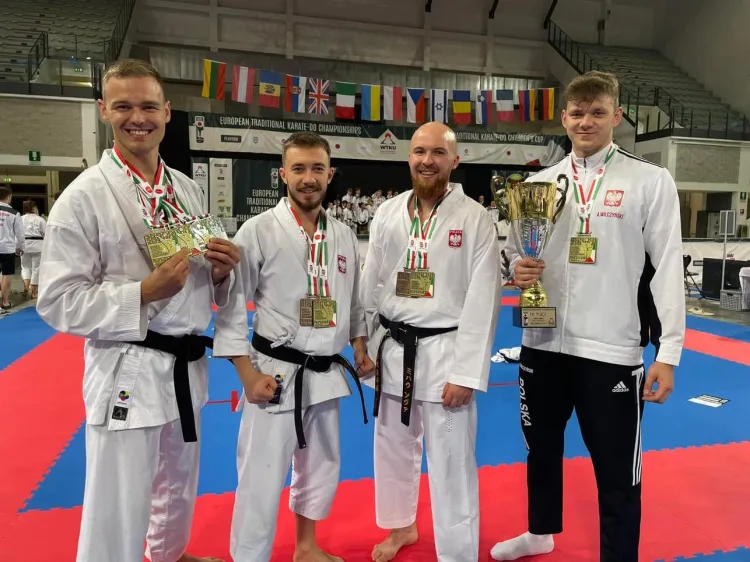 Polscy medaliści mistrzostw Europy WTKU w karate tradycyjnym.