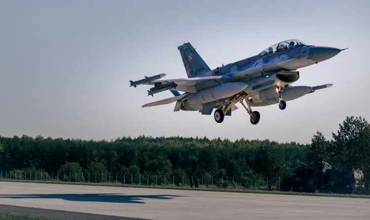 F-16 ląduje na DOL Wielbark