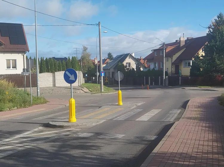 Jedno z 6 przejść w przebiegu ulicy Leszczynowej na Jasieniu i jedno z trzech z wymalowanymi pasami. To przejście - tuż przy wiadukcie nad trasą W-Z - ma widoczne oznaczenia poziome i znak pionowy informujący o przejściu dla pieszych. 