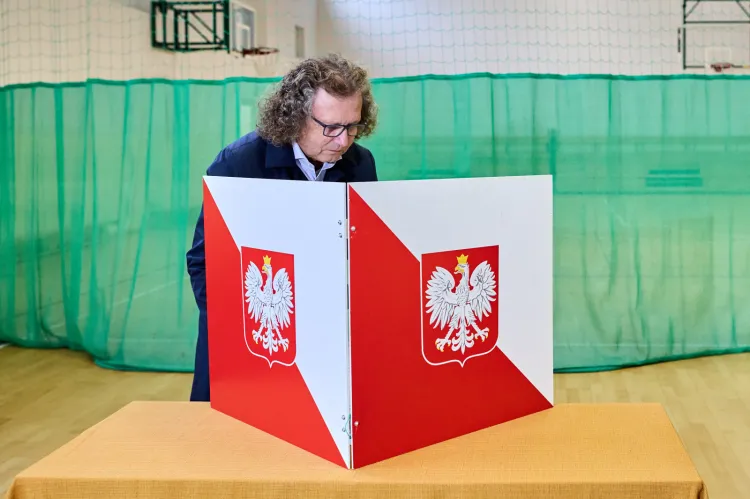 Jacek Karnowski długie włosy nosił od 2017 roku. W poniedziałek zapowiedział, że w środę, po ogłoszeniu oficjalnych wyników wyborów, zetnie je.