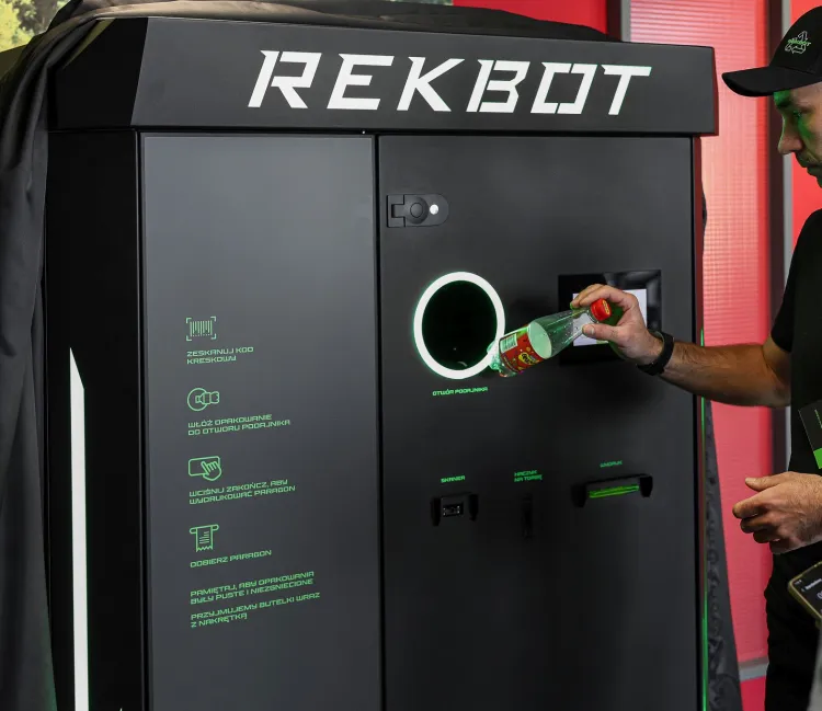 System kaucyjny zostanie oficjalnie wprowadzony w Polsce 1 stycznia 2025 r. Gdańska firma stworzyła autorski automat kaucyjny - Rekbot. 