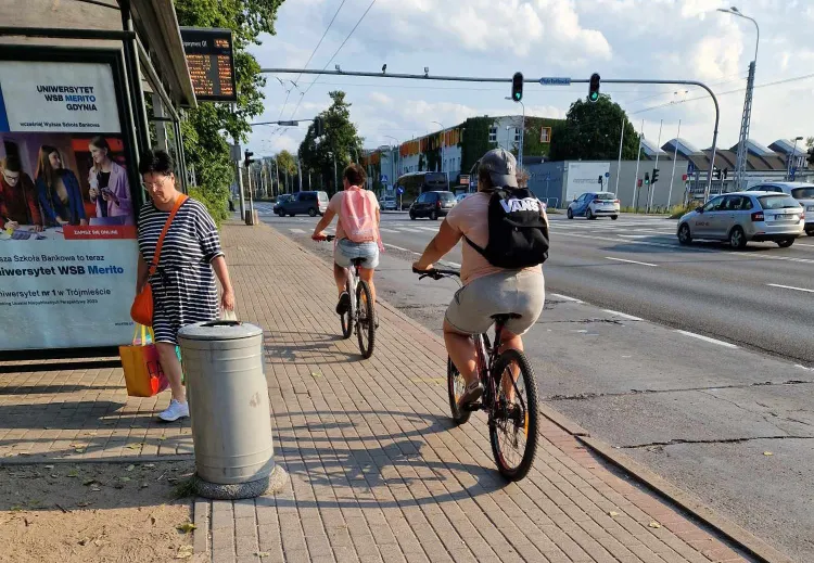 Strażnicy miejscy od piątku mogą karać rowerzystów jadących np. po drodze dla pieszych.