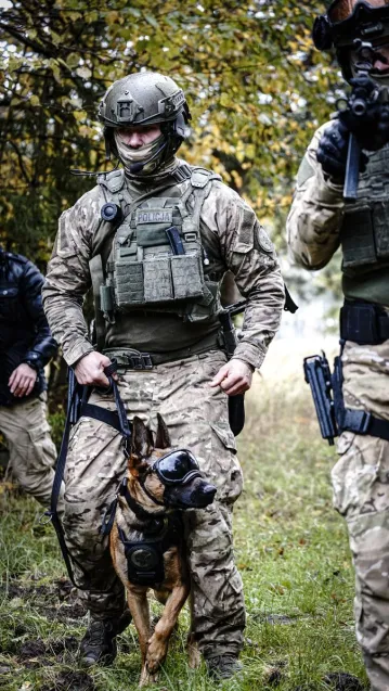 Supeł został przeszkolony do najtrudniejszych akcji, w tym walki z niebezpiecznymi przestępcami.