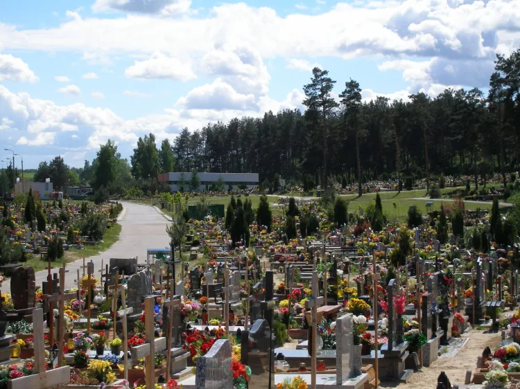 Porozumienie gwarantuje pochówki mieszkańcom Kosakowa na terenie nekropolii do końca 2030 r.