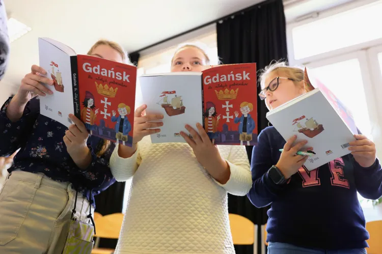 Dzieci czytają książki "Gdańsk dla młodych podróżników".