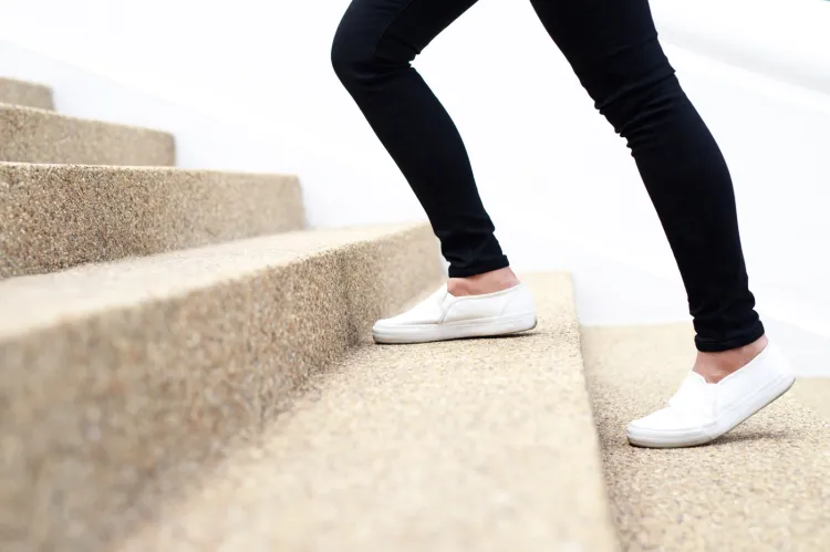 Wchodzenie po schodach to bardzo prosta czynność, która przynosi wiele korzyści dla organizmu.