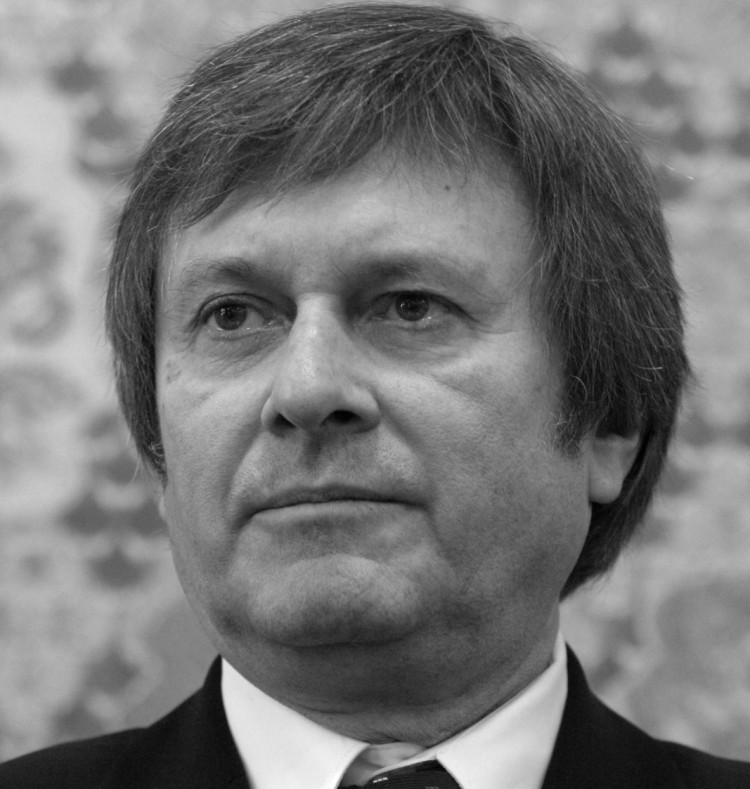 Cezary Dąbrowski w latach 80. był prezydentem Sopotu, a później wojewodą pomorskim. Zmarł w wieku 82 lat.