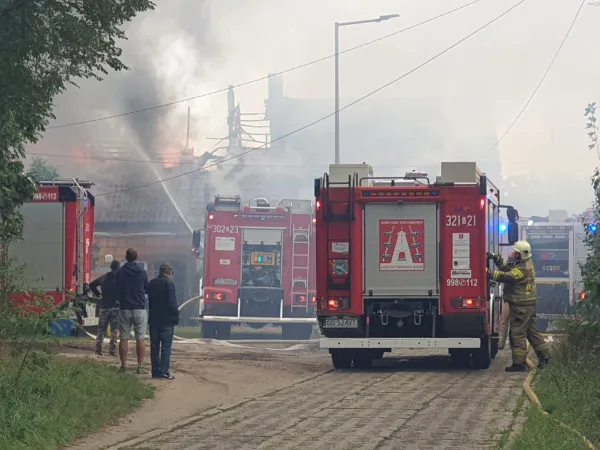 Pożar strawił dom przy ul. Ornitologów 6 października. Z ogniem walczyło 8 zastępów Straży Pożarnej. 