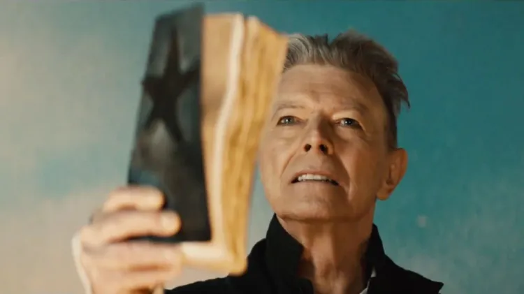 Zdjęcie z jednego z ostatnich teledysków Davida Bowiego, "Blackstar". Artysta mógł zagrać koncert w Gdańsku w 1997 roku, ale z powodu słabej sprzedaży biletów odwołano go.