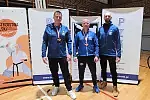 Medaliści Mistrzostw Polski w karate tradycyjnym. Od lewej: Paweł Gomułka, Michał Sielski i trener Tomasz Konieczny.