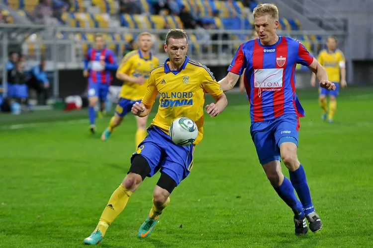 Arka Gdynia po raz ostatni grała z Polonią Bytom 24 kwietnia 2013 roku. U siebie, w meczu I-ligowym wygrała 3:1, a jednego z goli strzelił Janusz Surdykowski (na zdjęciu z tego spotkania).