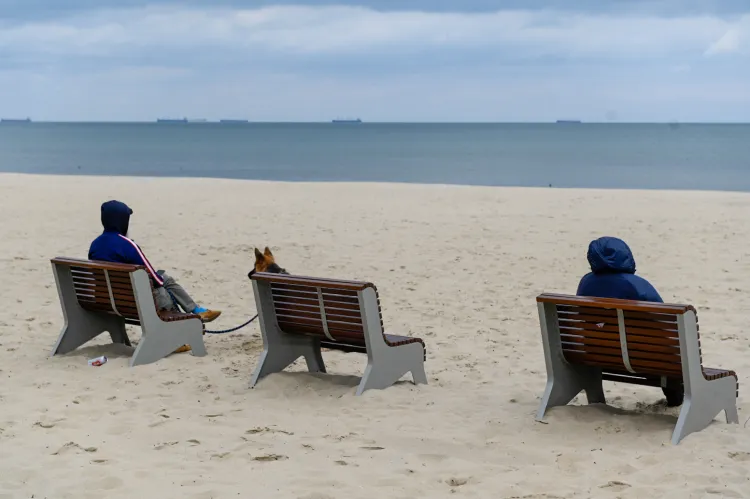 Nowe ławki będą identyczne jak te, które stanęły na plaży przed sezonem.
