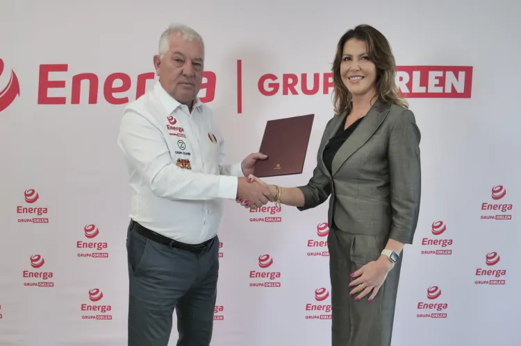 Energa z Grupy Orlen została sponsorem tytularnym Gdańskiego  Klubu Żużlowego Wybrzeże. Na zdjęciu: Adrianna Sikorska i Tadeusz Zdunek. 