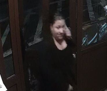 Jeśli rozpoznajesz kobietę widoczną na zdjęciu, daj znać sopockiej policji. Jest poszukiwana za wyłudzenie pieniędzy od starszej pani. 