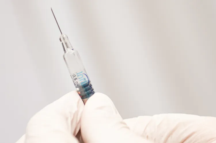 Nowa szczepionka przeciw koronawirusowi ma trafić do Polski z końcem listopada.