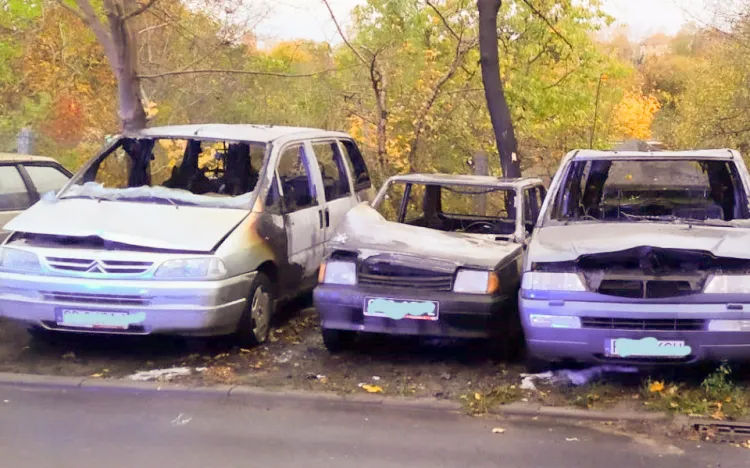 Podczas pożaru spłonęło kilka samochodów zaparkowanych obok siebie, dwa jeździły dla Fundacji z Pompą. Niestety zostały zniszczone całkowicie. 